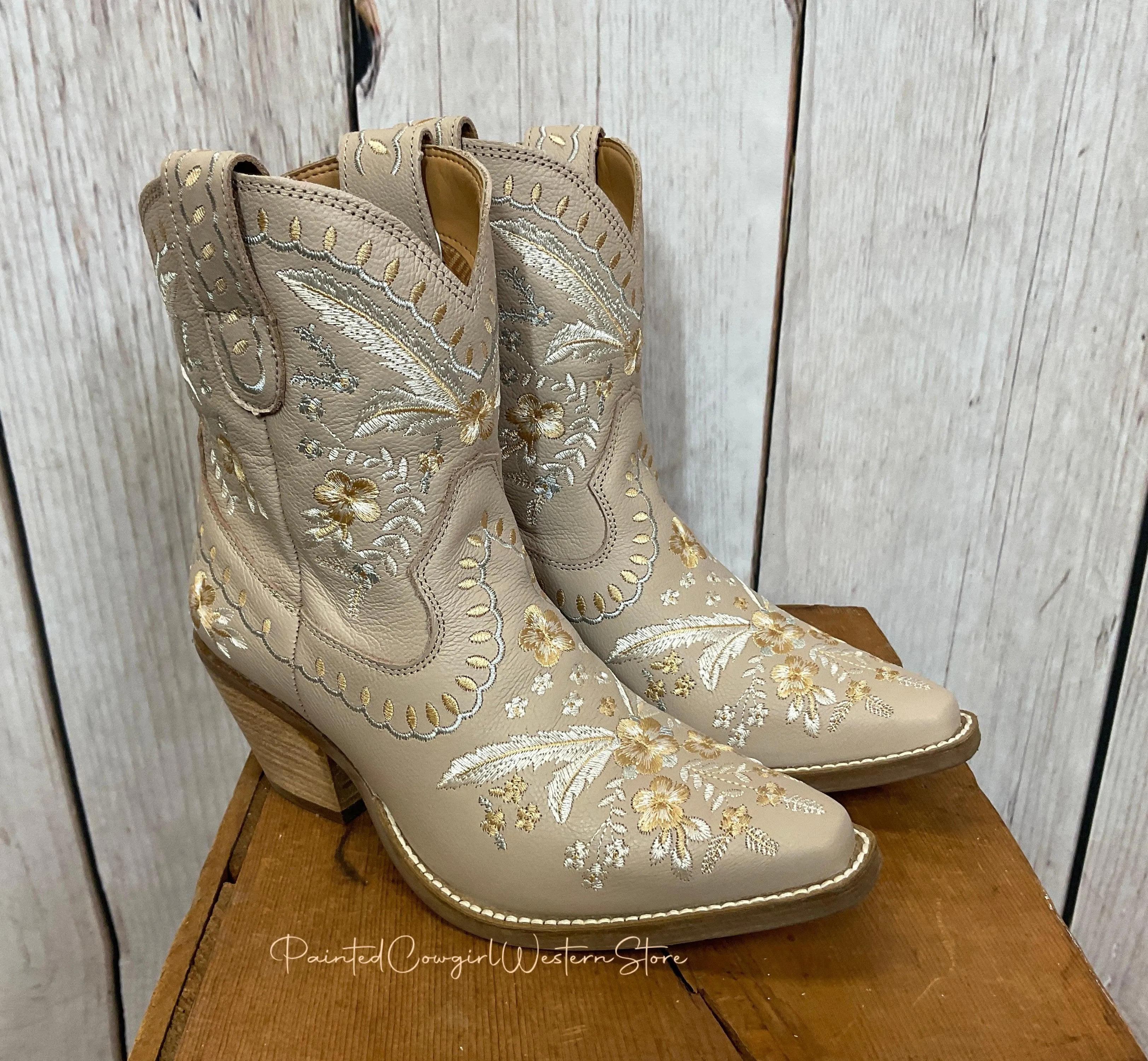 Dingo Women's Primrose Sand Cowgirl Ankle Booties DI748